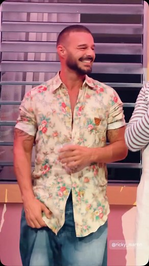 RICKY MARTIN EN LA CASA 🔥✨️🇵🇷 ¡LITERALMENTE! @Rickymartin se encuentra, acompañado de sus hijos, en la casa de la Residencia de @badbunny. ¿CANTARÁ? 🤭 🎥: @cheeryviruet | El Conciertologo