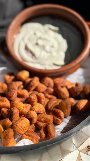 Seba Sappa on Instagram: "Ñoquis de batataaaaaaa 🗣️.. Con estos calores salieron ñoquis fritos, hiciste alguna vez? Y si no te va, mándale salsa 🙌🏽👌🏽. Te van los ñoquis de batata 🍠?. De qué otra forma recomendas comerlos? Receta de ñoquis x 6 u. Batata 2kg Huevo 4 u. Sal y pimienta c/n Canela polvo a gusto. Harina 0000 400gr. Hacer puré y agregar condimentos junto al huevo. Mezclar con la harina sin amasar en lo posible. Dejar reposar y hacer tiras. Cortar y dar la forma de ñoquis con tene