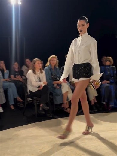 Luiza Perote on the Schiaparelli SS27 Runway | Catwalk Walk