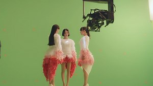 Perfume on Instagram: "“Challenger" のMV撮影現場の裏側パート2を公開！笑顔たっぷりのメンバーでした♪ Part 2 of making the "Challenger" video is now live! Watch it here for more behind the scenes footage with Perfume. #prfm #challengercontest https://youtu.be/vGvd1PCF21Q"