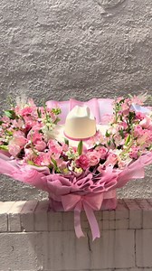Ramo de flores con sombrero coquette para estilo western