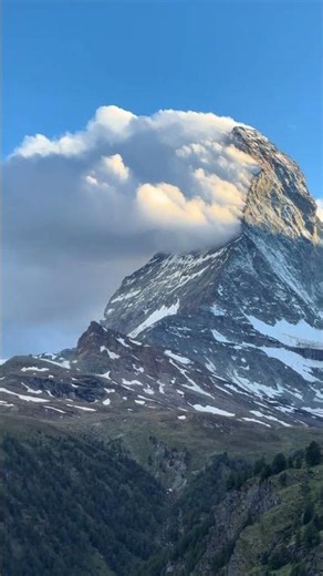 云端之巅！看马特洪峰的“自带光环”时刻 🏔️✨ | The Majestic Matterhorn Above the Clouds!