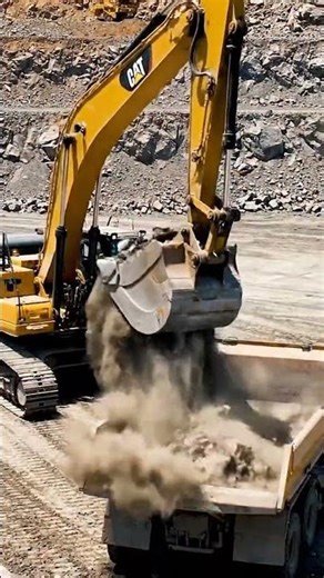 Perfect Loading Workflow: CAT Excavator & Truck.