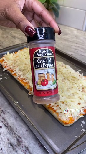 Here’s a simple flatbread pizza recipe. Choose your favorite toppings and have the perfect work lunch (or dinner). #flatbread #pizza #flatbreadpizza #lunchideas #lunchtime #fyp #blackgirltiktok