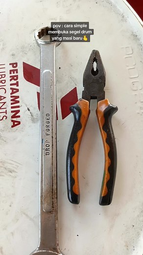 Cara Membuka Tutup Drum Besi dengan Mudah