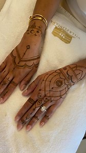 Bohemian inspired Bridal henna ❤️ Bride : Nupur patel Location: Villa pliniana , como , torno #hennabyoishi #hennaartist #mehendiart #hennaartistitaly #mehendiceremony#destinationwedding #mehendiartistitaly #henneitalia #comoartist #mehendiartistmilan #mehendiartistcomo #destinationwedding #destinationweddingitaly #bridalmehendi #celebritywedding | Henna by Oishi