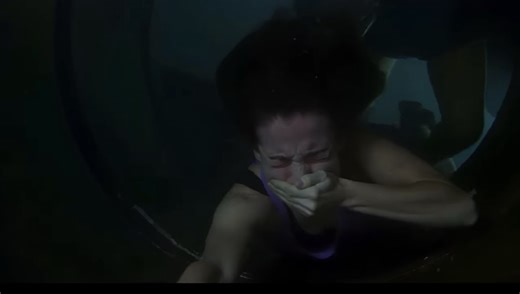 电影溺水片段13underwater