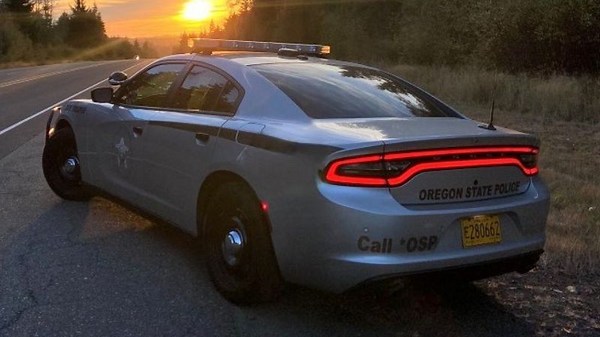 1 dead, 1 hospitalized after 2-car crash on Oregon highway
