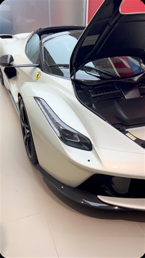 木村武史 on Instagram: "『ラフェラーリ・アペルタ』 納車になったアペルタのルーフを取ってみました。 ※ナンバープレート777は結婚記念日（H7.7.7.）です。 クーペとの違いを見つけました。 ミラーの角度が違いはアペルタはクローズドでもオープンでも最適なエアロバランスを考えてこの角度が採用されました。 多くの方から不評のナンバープレートの取付位置（上に出過ぎている）は、下の方に移動出来るようなステイを製作して対応してみます。 by CARGUY 木村"