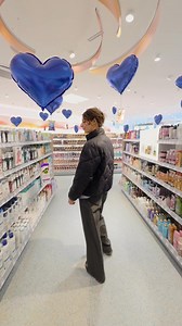 Hast du gewusst, dass du dir in der Mein dm-App all deine Favoriten in einer Merkliste speichern kannst? 🤩💜 Super praktisch, wenn du Produkte für deine nächsten Einkäufe 🛒 vormerken und nichts vergessen möchtest! 😉 Probier's doch gleich mal aus! 🤗✨ | dm drogerie markt Österreich