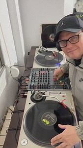 3.8K views · 728 reactions | “La Mezcla del Día” Un DJ que mezcla con...