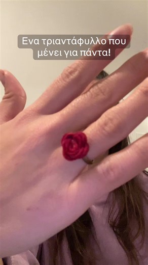 Ενα δαχτυλίδι που φτιάχτηκε από fabric scraps! Ενα τριαντάφυλλο που μένει για μια ζωή! ❤️ Δες όλη τη συλλογή με κοσμήματα στο eshop μου που θα βρεις στο bio! #handmade #zerowaste #valentinesgift #handmadejewelry #valentinesday