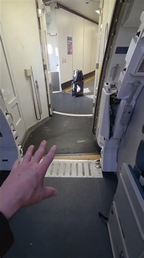 How airport jetways work