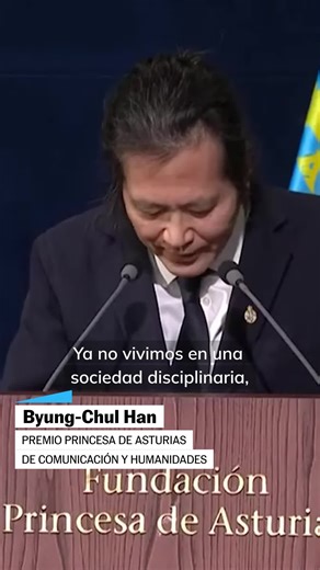 Byung-Chul Han, en los Premios Princesa de Asturias: “Nos hemos convertido en una herramienta del ‘smartphone’: nos usa a nosotros, y no al revés” https://social.elpais.com/9mlpv5 | El País
