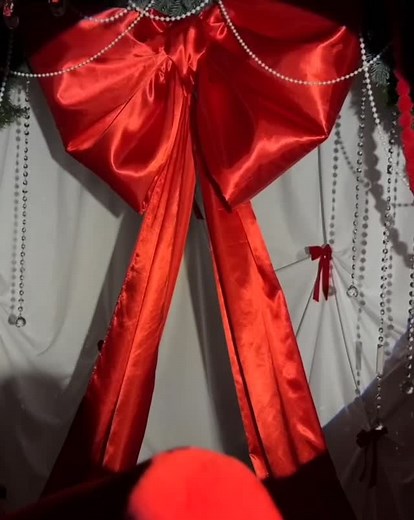 ✨ Świąteczna magia już czeka! ✨ Nasze studio gotowe na sesje zdjęciowe. 📸 Zarezerwuj swoją sesję już dziś – od 250 zł 🏠 Lub wynajmij studio za 80 zł/ godzinę 🎄 Trzy strefy fotograficzne na różne gusta ✨ Jednokolorowe tła do minimalistycznych ujęć 👗 W naszym studio wypożyczysz ubrania i akcesoria do perfekcyjnej stylizacji 💄 Makijaż i stylizacja włosów dostępne w naszym studio, aby dopełnić Twój wizerunek 🌟 Tutaj zrobisz więcej niż zdjęcie– eksperymentuj, twórz, inspiruj! ✨ | Tetiana Seniuk