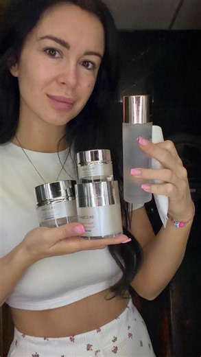 Dominika Janúchová on Instagram: "Moje každodenné rána vyzerajú presne takto ✨ Kocka ľadu na tvár pre prebudenie pleti, stiahnutie pórov a svieži vzhľad. Hydrogelové vankúšiky pod oči na hydratáciu, rozjasnenie a menej opuchov. Ráno klasická káva na štart dňa, po obede čakanková káva, ktorá nezaťažuje žalúdok a podporuje trávenie. Serenity čaj pre pokoj, rovnováhu a menej stresu. Hydrodrops na hydratáciu tela, ACV na trávenie a metabolizmus, Cycle gumíky na hormonálnu rovnováhu, spirulina pre en
