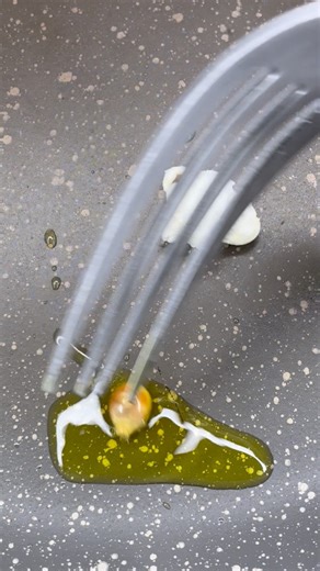One popcorn kernel in hot oil… slow sizzle. Another kernel nearby. I gently push it with a fork… tiny crack, soft pop. Simple, satisfying ASMR. #ASMR #Popcorn #CookingVibes #Satisfying #KitchenMoments | Tetiana Kovalenko