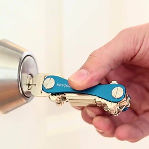 Tem uma volumosa confusão de chaves Elas "tilintam", picam-lhe a perna e irritam-no? Se sim, organize-as com um KeySmart. Você vai adorar as suas chaves! Compre Agora: www.GetKeySmart.com | KeySmart