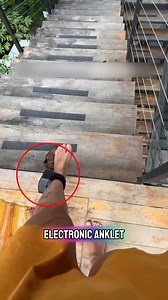 This is the electronic anklet criminals dread the most. Equipped with GPS, it triggers an alarm the moment someone leaves the area set by police. These anklets are usually worn by people on parole or probation, and the wearer must pay about $200 a month. Some try to cut them off, but police immediately detect tampering, leading not only to heavy fines but also imprisonment. When the battery runs low, officers notify the wearer to recharge, ensuring constant monitoring. The anklet can only be rem