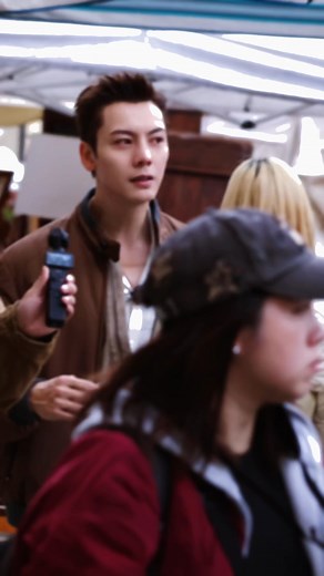 William Chan is filming a variety show in Arezzo, Italy. He looks so charming in those sunglasses! 陈伟霆 意大利录制《现在就出发3》新造型路透太帅了，V领衬衫搭牛仔裤 #陳偉霆 #WilliamChan #陈伟霆 #actor #fashion #cdrama #lovesambition #许我耀眼 #陈伟霆许我耀眼 #九门 #TheTreasuredBajiaBook #mysticnine #Italy | 陈伟霆陳偉霆資訊Williamchandata Fanpage