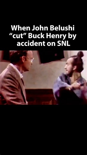 October 30, 1976 — “Samurai Stockbroker.” Belushi’s katana grazes host Buck Henry’s forehead and you can literally see the blood… and Buck just keeps going like it’s nothing. Later, when someone asks about the bandage? Buck deadpans: “I cut myself shaving.” That’s early SNL in one moment: chaos, commitment, and zero safety net. #SNL #SaturdayNightLive #JohnBelushi #BuckHenry #SamuraiStockbroker #SamuraiFutaba #ClassicSNL #SNL1970s #NotReadyForPrimeTimePlayers #LiveFromNewYork #ComedyHistory #Vin