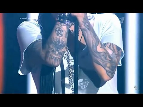 驚愕の全身タトーの歌うま女性。ロシアのオーデションでロックの名曲を披露２シーン