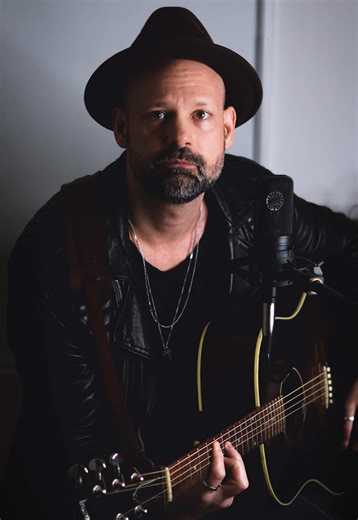 Sweet Jane, stripped right back. I’ve always loved how this song can feel loose and effortless, but still hit you right in the chest. No band, no noise, just an acoustic take that leans into the words and the melody. If you’ve got a favourite line from it, drop it in the comments, I’m curious which bit everyone carries with them. 🎸🖤 #SweetJane #VelvetUnderground #AcousticCover #CoverSong #SingerSongwriter