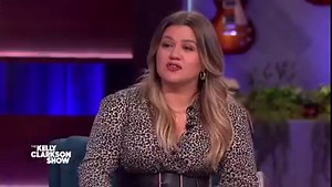 Safe to say, sign spinning is NOT Kelly's calling 😆 | The Kelly Clarkson Show