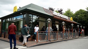 Coronavirus : Coup de gueule d’un restaurateur abattu devant l’interminable file d’attente de McDonald's (Vidéo)