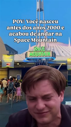 Viva Orlando Agora | Patty e Dante | Dicas de Orlando 🇺🇸 on Instagram: "POV: você nasceu antes dos anos 2000 e achou que ia sair inteiro da Space Mountain 🚀😂 Brincadeiras à parte 😅 — a Space Mountain é sim uma montanha-russa mais antiguinha, um pouco mais “dura” que as modernas… mas é um clássico ABSOLUTO do Magic Kingdom e vale muito a pena! ✨ 💡 Dicas rápidas: • Os assentos na frente geralmente oferecem uma melhor experiência • Caso tenha enjoos com atrações que movimentam, evite ir logo 