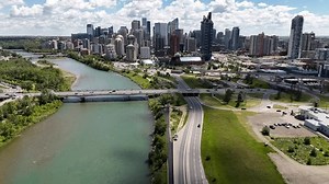 「カルガリーのスカイライン空撮ターニングビューは、ダウンタウンの街並みビジネス街とウォーターフロント道路を見下ろす。」の動画素材（ロイヤリティフリー）3632491585 | Shutterstock