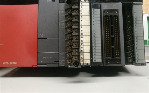 两个触摸屏控制一个PLC