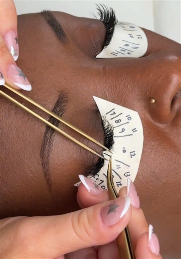 Lash a baddie with me✨👁️👄👁️✨ This is a customized textured set using our c curl loose base promades & our j curl Everything Lashes! I started off planning to do an angel set, buuut about 15 minutes in decided on a little more drama so I added in promades on the bottom layer for some darkness and depth. What kind of lash inspo sets are you wanting tutorials on this year?🤍