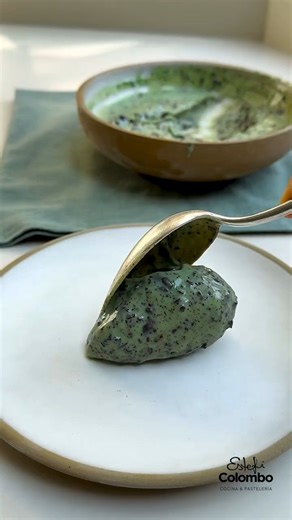 🍃🍫 Helado de MENTA GRANIZADA más fácil, imposible. Refrescante, cremoso y con muuucho chocolate. ✍🏼Ingredientes Leche condensada 150 ml Crema de leche 250 ml Menta fresca 1 puñado 💚Colorante verde 2 gotitas 🍫Chocolate semi amargo a gusto | Estefi Colombo