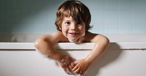 Mon enfant est-il trop petit pour prendre un bain moussant ?