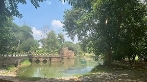 Can Mehrauli Park be like Sunder Nursery? Too many caretakers, not enough care