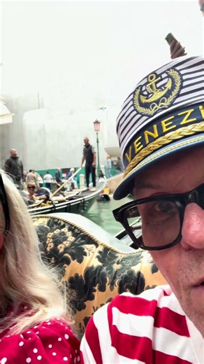 2026-10-09 - #kee2travel - Riding a gondola in Venice