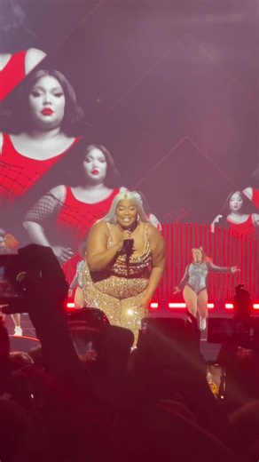 Lizzo letting fan sing Truth hurts 🤣❤️#lizzo #lizzosbiggrrrls #lizzobeeating #specialtour #glasgow #fyp #concert #truthhurts #foryou #foryou #live #yitty