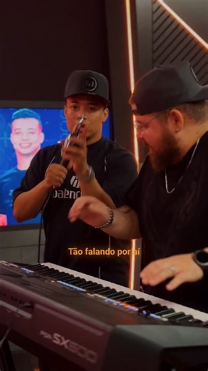 DJ PEPPA 🐽 on Instagram: "Perfuminho Árabe 🕌😂 @renanzinpressao essa tá no meu CD “NO COMANDO DA NAVE” 💿🔥☀️"