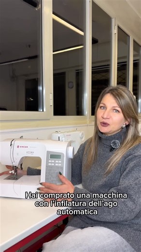 Corsi taglio e cucito Roma on Instagram: "COME INFILARE UNA MACCHINA CON IL FILO AUTOMATICO Passaggi: 1. Alzare l’ago fino alla massima posizione superiore; 2. abbassare il piedino e l’infila ago automatico; 3. abbassare il gancetto più piccolo dell’infila ago automatico nella cruna; 4. far passare il filo intorno al gancio grande sulla sinistra; 5. lasciamo libero l’infila ago automatico e farà il suo lavoro😊 (se i passaggi precedenti sono tutti eseguiti correttamente) Alla fine troverete dent