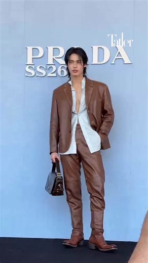 #TatlerFashion Win Metawin @winmetawin 已抵達米蘭參加 @Prada 2026春夏男裝騷。這位泰國明星即將坐在前排，力挺Miuccia Prada與Raf Simons。敬請關注本季時裝騷的第一手報導。 Win Metawin has arrived at the Prada men’s spring-summer 2026 show in Milan. The Thai star is about to take his front row seat in support of Miuccia Prada and Raf Simons. Stay tuned for a first look at the show. #Prada #PradaSS26 #MFW | Tatler Hong Kong