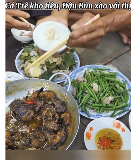 Cá Trê Kho Tiêu và Đậu Bún Xào Thịt Ba Rọi