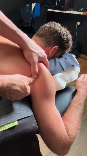 The shoulder joint is one of the most complex structures in the human body. Its ability to move freely in all directions requires constant coordination between muscles, capsules, and connective tissues. For this reason, when shoulder dysfunction appears, there is almost never a single muscular cause—it’s the entire scapulohumeral system that loses efficiency. Shoulder mobility also directly affects cervical mobility. A stiff shoulder forces the neck to compensate, increasing tension and restrict