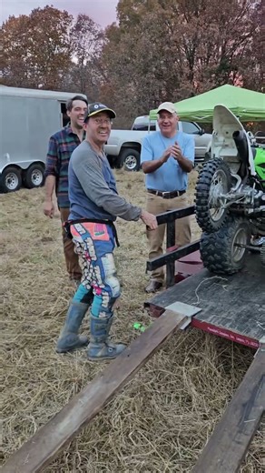 Who’s been wheely stuck in this jam before? Too many machines and not enough trailer. #utvlife #dirt