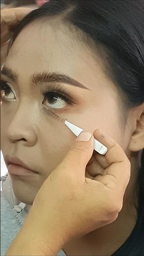 How to Apply Eyelash Extensions (Short & Easy)