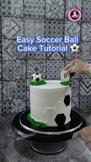 How to decorate a football birthday cake at home. 🎂 ⚽️ #gtcakes #caketutoral #footballcake #padova #cakevideo