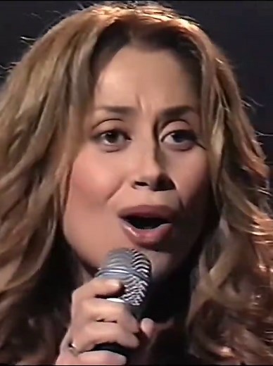 Lara Fabián Quédate: canción romántica de los 80 y 90