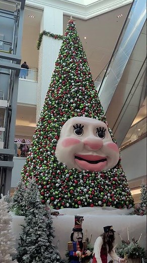 Creepy Talking Christmas Tree Returns After Long Absence || ViralHog