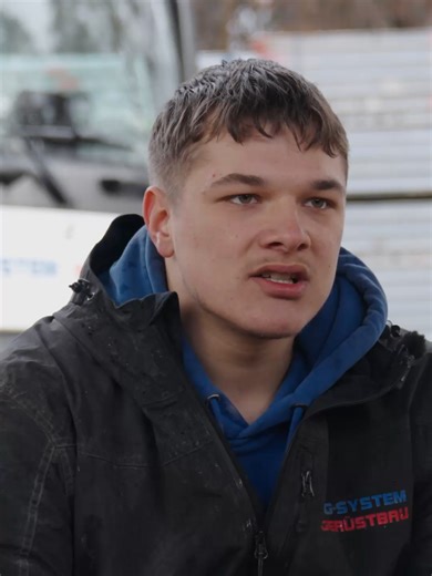 Teamarbeit ist im Gerüstbau alles. 🏗️🤝 Ohne Miteinander läuft hier nichts – aufeinander verlassen, zusammen anpacken, gemeinsam stark. Genau das macht unser Team aus. 💪 #berlinjob #anpacken #job