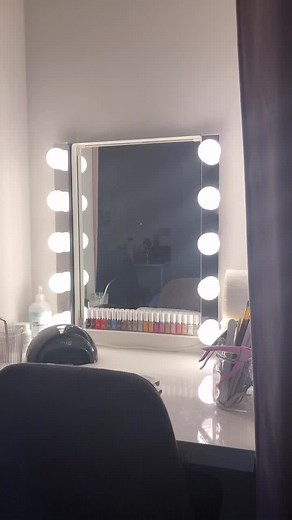 Nail Art Showcase: Vibrant Colors and Modern Aesthetics